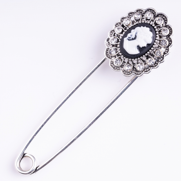Brosa metalica argintie cu camee, tip ac, cu aspect retro