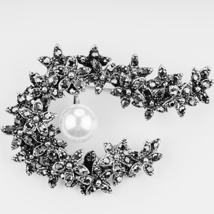 Brosa metalica argintie cu forma de ghirlanda cu perla sintetica si pietricele argintii argintie imagine noua 2022