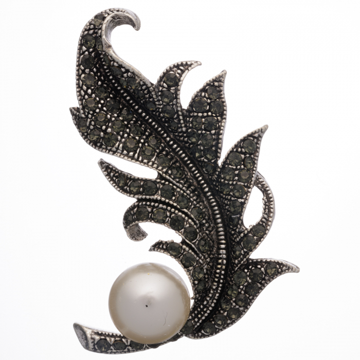 Brosa metalica argintie cu pietricele fatetate negre, frunza cu perla sintetica