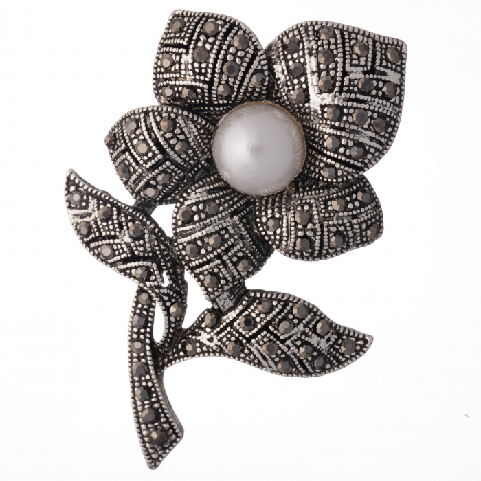 Brosa metalica argintie cu pietricele fatetate argintii, floare cu perla sintetica alba
