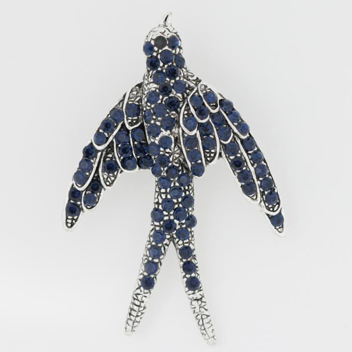 Brosa metalica argintie cu pietricele mici bleumarin, randunica - simbol al dragostei, prosperitatii si norocului