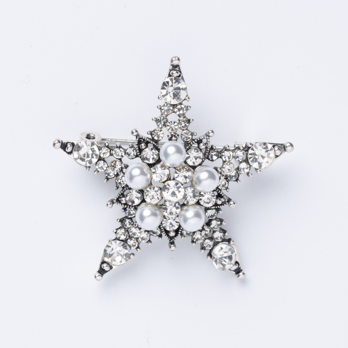 Brosa metalica argintie cu forma unei stele cu perle sintetice si pietricele argintii argintie imagine noua 2022