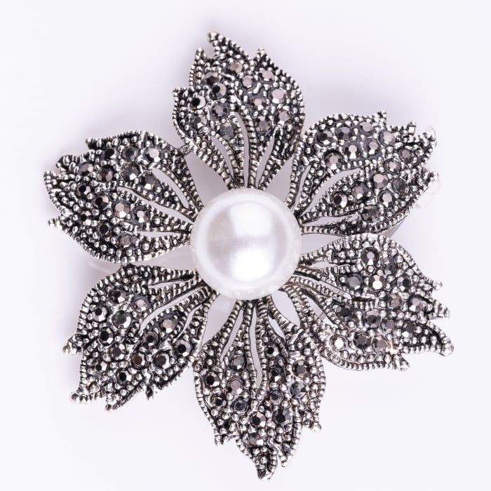 Brosa metalica floare argintie cu pietricele mici argintii si perla sintetica in centru shopika imagine noua 2022