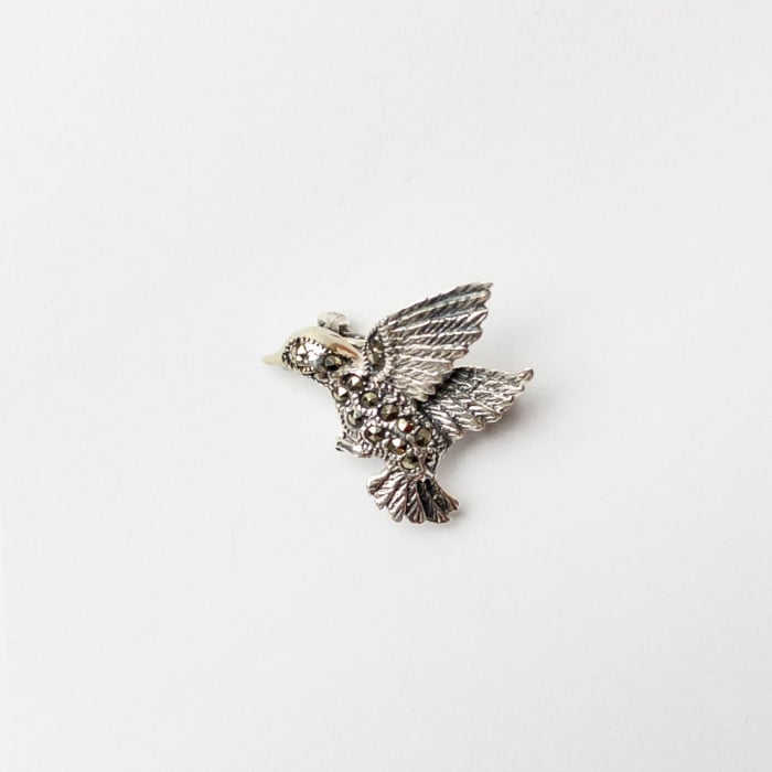 Brosa pasare colibri din argint 925 cu pietre foarte fine de marcasite, simbol al puritatii si al iubirii