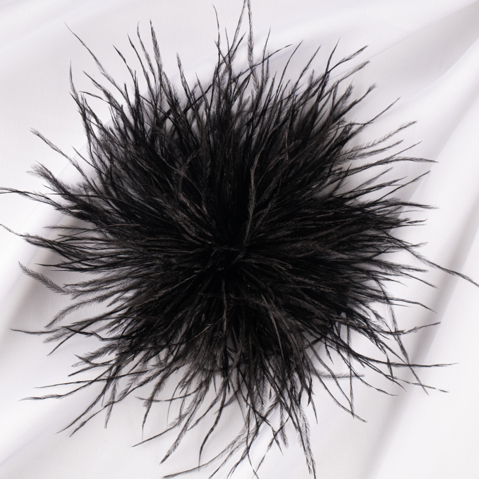 Brosa puf pene fine negre cu diamtetru de 15 cm, cu clips pentru par