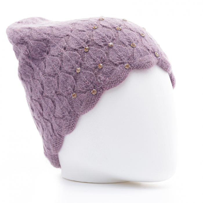Caciula lila model tricotat cu fir de lurex si strasuri aplicate, captusita in interior