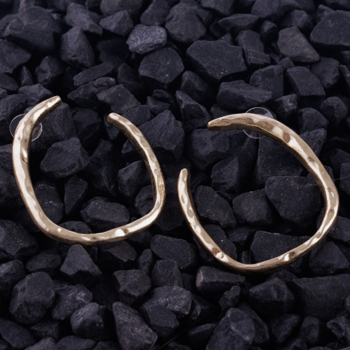 Cercei metalici aurii cu forma rotunda neregulata