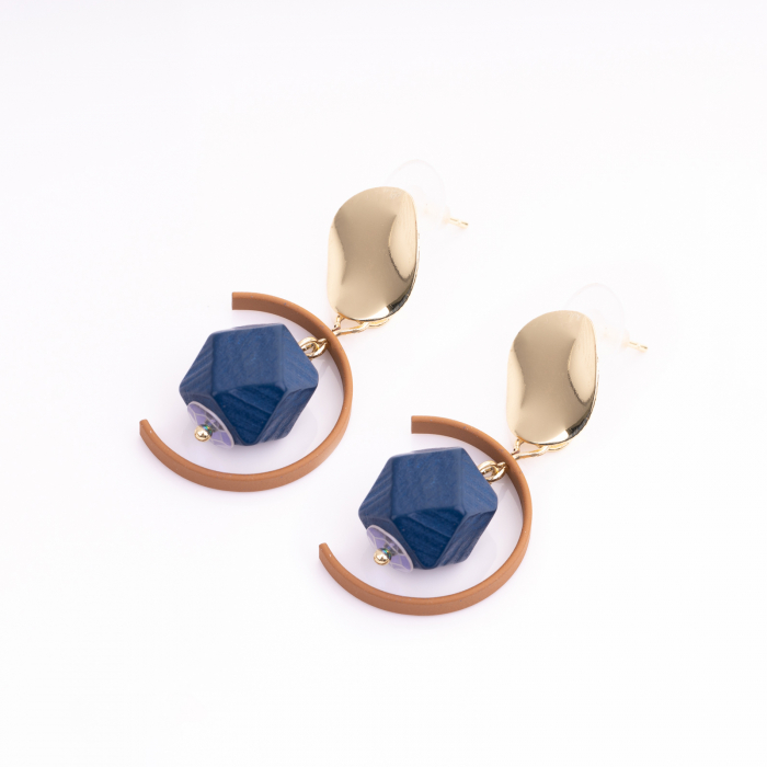Cercei metalici aurii cu semicerc si forma geometrica mata bleumarin in centru