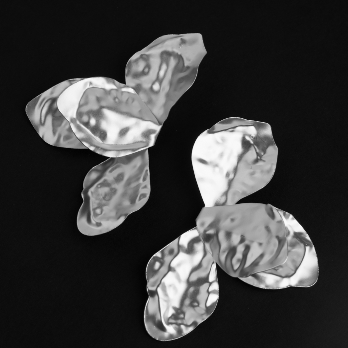 Cercei spectaculosi metalici, argintii cu patru petale