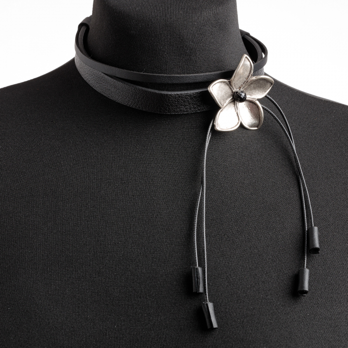 Colier choker cu o floare argintata din zamac pe piele ecologica neagra argintata imagine noua 2022