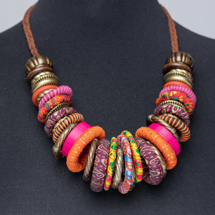 Colier fucsia-multicolor cu anouri din lemn si metal