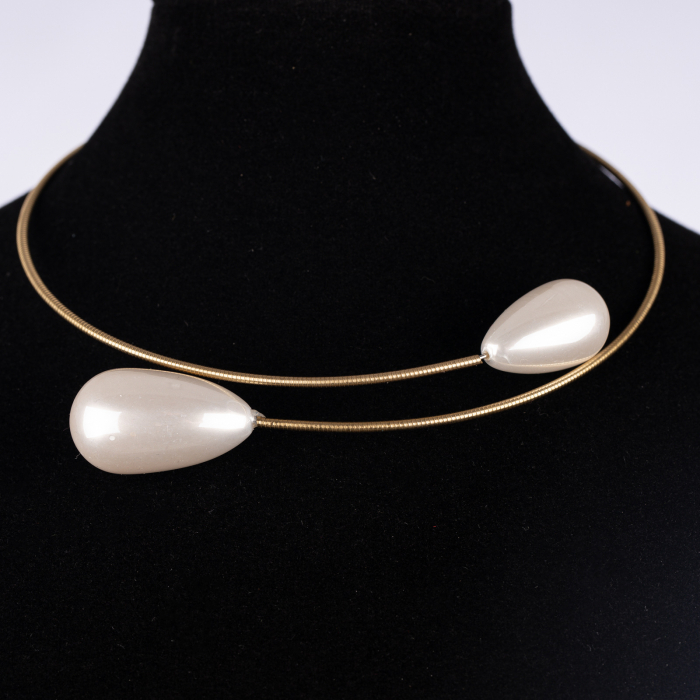 Colier elastic cu terminatie din doua pandante in forma de perle mari
