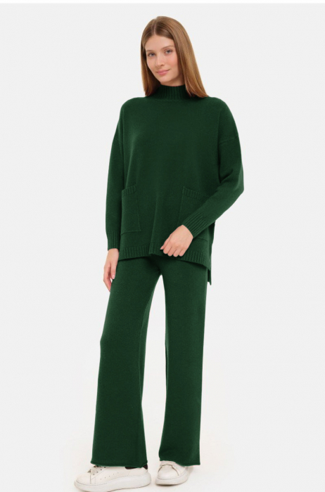 Compleu cu pantaloni si pulover cu gat semiinalt si buzunare, din  tricotaj fin, verde inchis