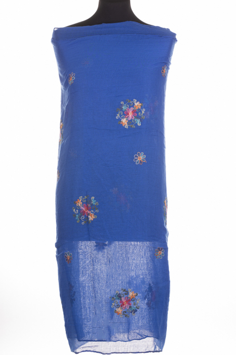 Esarfa albastra cu model floral brodat pe toata suprafata