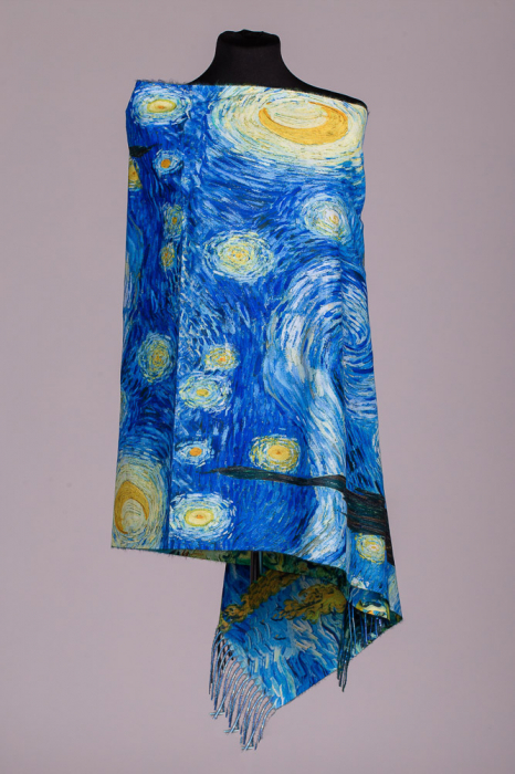 Esarfa vascoza cu fir din lurex imprimata cu o reproducere dupa pictura celebra a lui Van Gogh Noapte Instelata