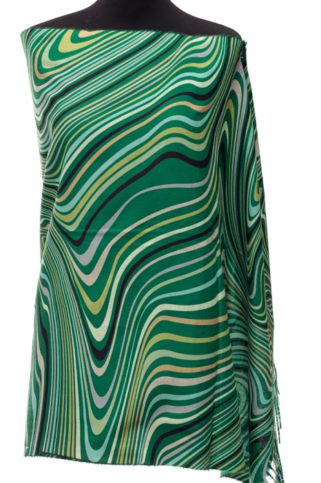 Esarfa din casmir cu linii curbe multicolore pe fond verde