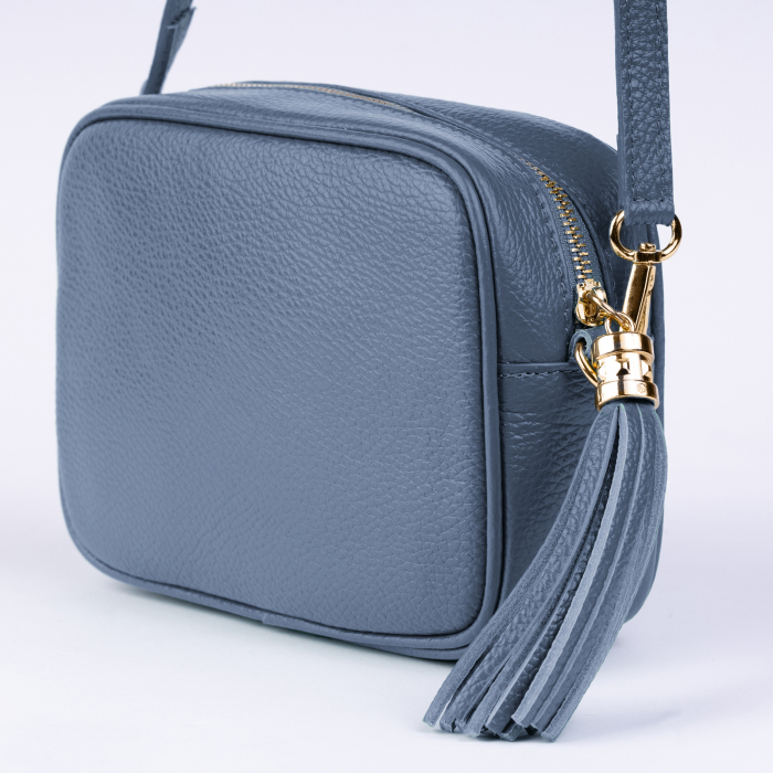 Geanta crossbody albastru jeans din piele naturala, cu ciucure din piele