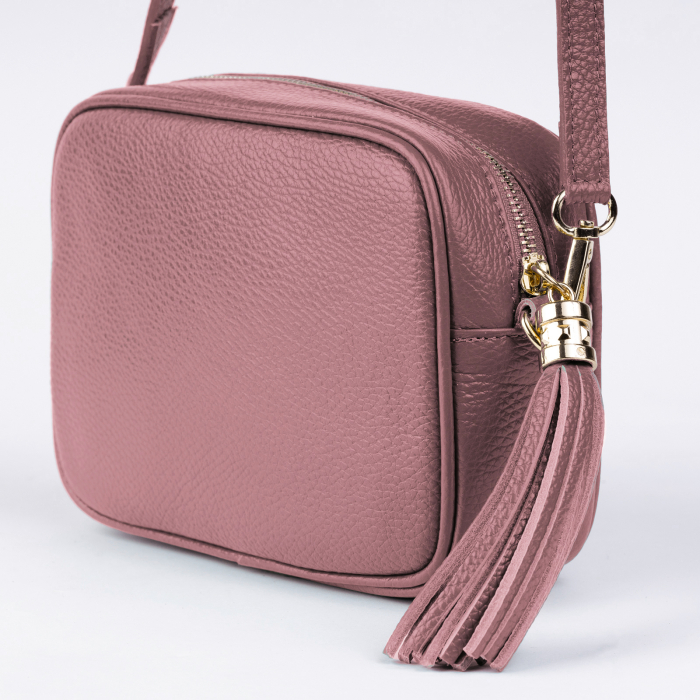 Geanta crossbody roz inchis din piele naturala, cu ciucure din piele