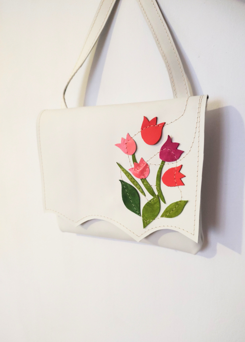 Geanta handmade cu lalele,din piele naturala alb ivoire