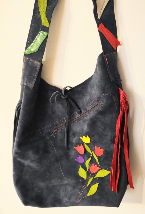 Geanta handmade cu lalele colorate ,din piele naturala bleumarin intoarsa