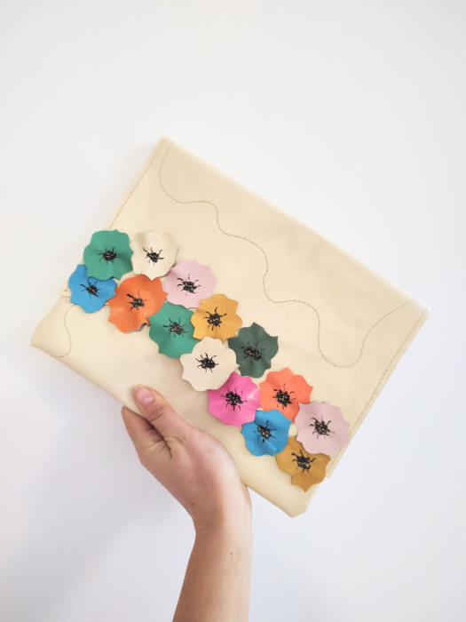 Geanta handmade , din piele naturala ivoire , cu maci colorati