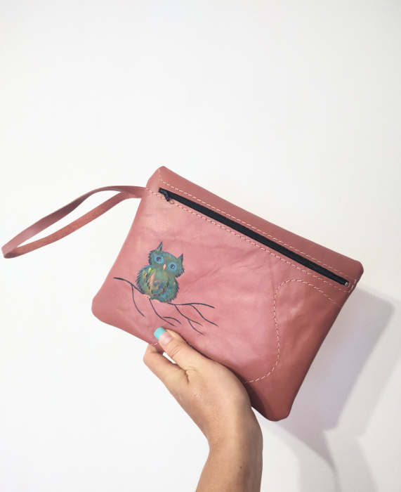 Geanta portfard handmade , din piele naturala roz prafuit , cu bufnita pictata