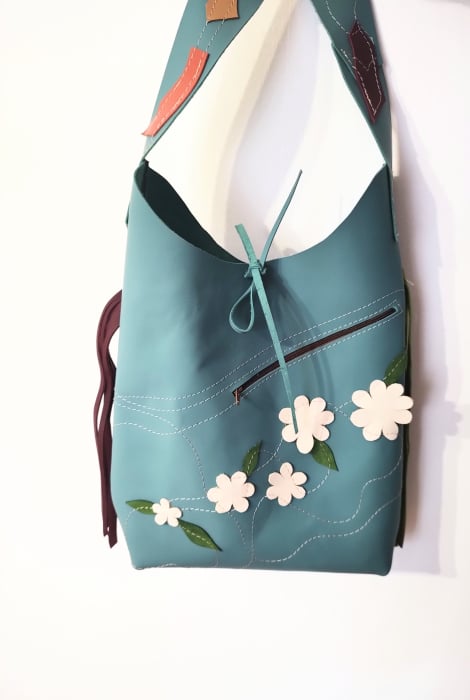 Geanta sac ,din piele naturala bleu prafuit ,cu margarete