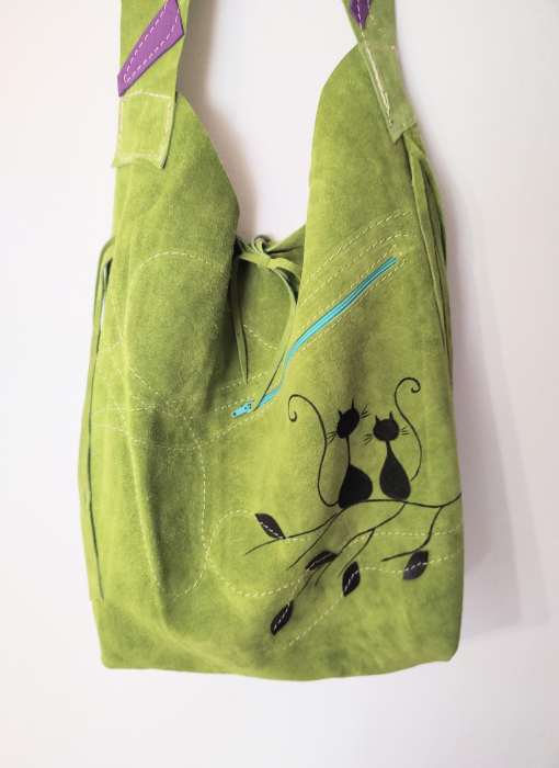 Geanta sac verde olive ,cu pisicute  pictate ,din piele naturala intoarsa