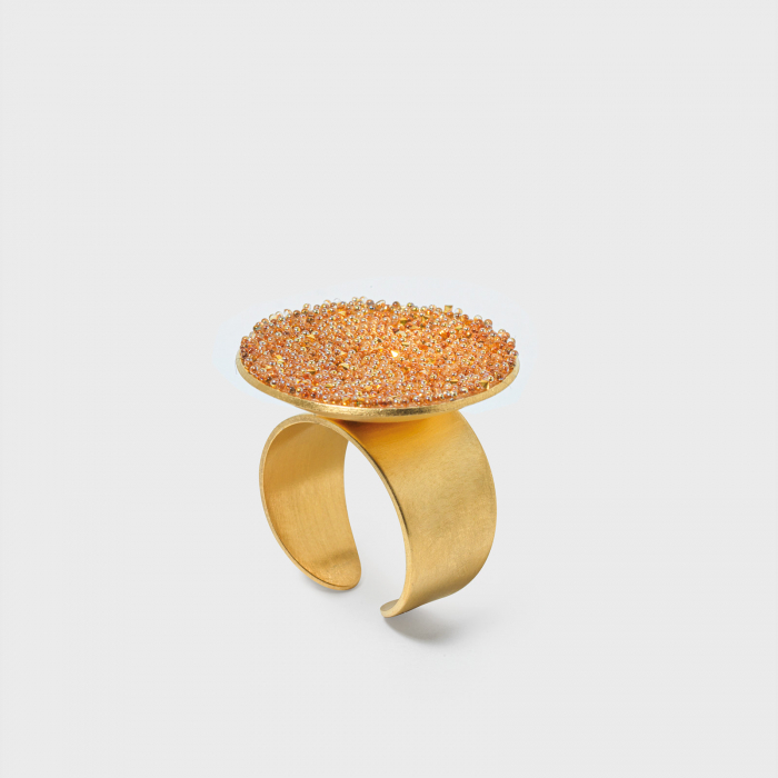Inel reglabil cu forma circulara armonioasa si cristale, din alama placata cu aur de 24k