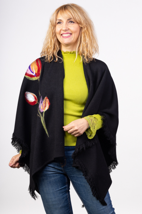 Poncho casual brodat cu o floare pe o parte, negru