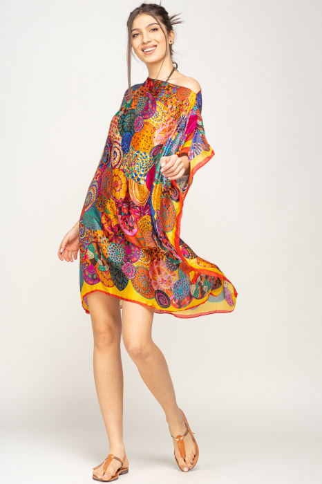 Rochie de plaja tip poncho din matase imprimat cu mandale multicolore cu rosu si galben pe margine