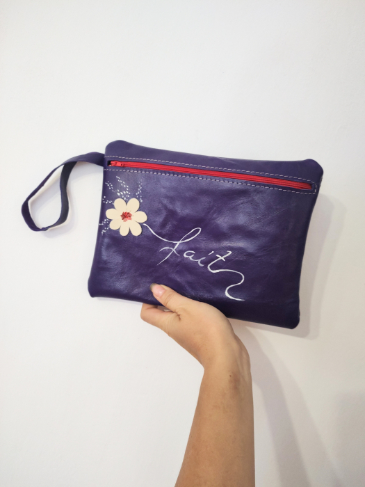 Portfard din piele naturala mov inchis  ,accesorizat cu margareta alba si mesaj ,,Faith,,