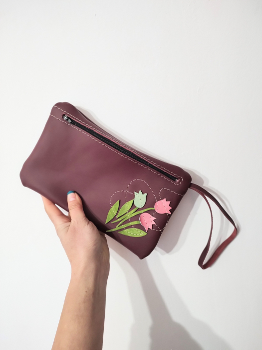 Portfard din piele naturala bordeaux ,accesorizat cu lalele colorate