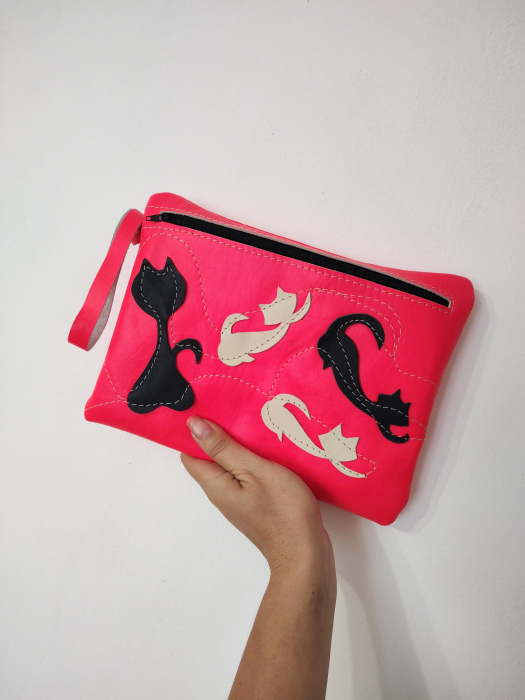 Portfard handmade , din piele naturala neon cu pisicute cusute