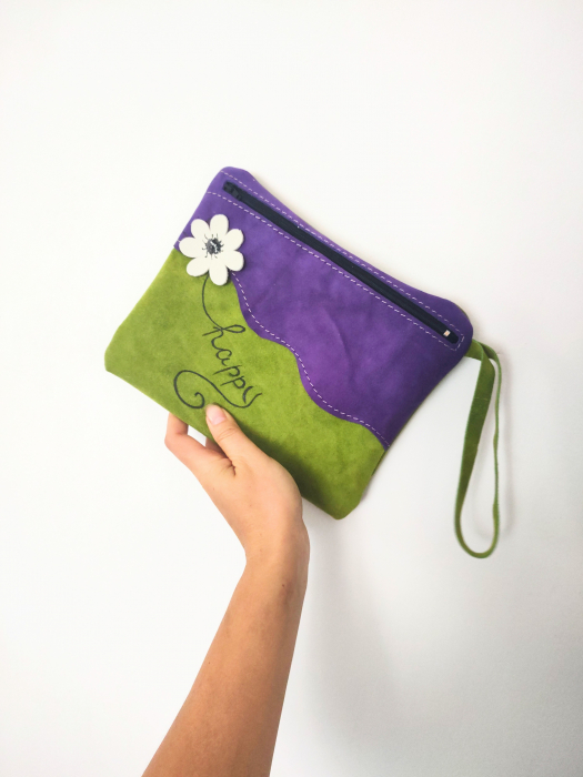 Portfard personalizat din piele naturala olive , cu margareta si mesaj