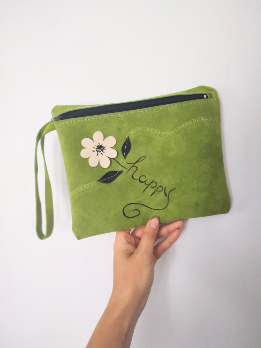 Portfard verde olive personalizat, din piele naturala, cu margareta si mesaj pictat