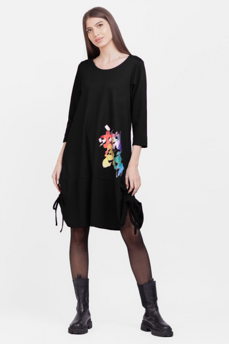 Rochie A line , din tricot, cu sireturi laterale, neagra cu imprimeu flori stilizate