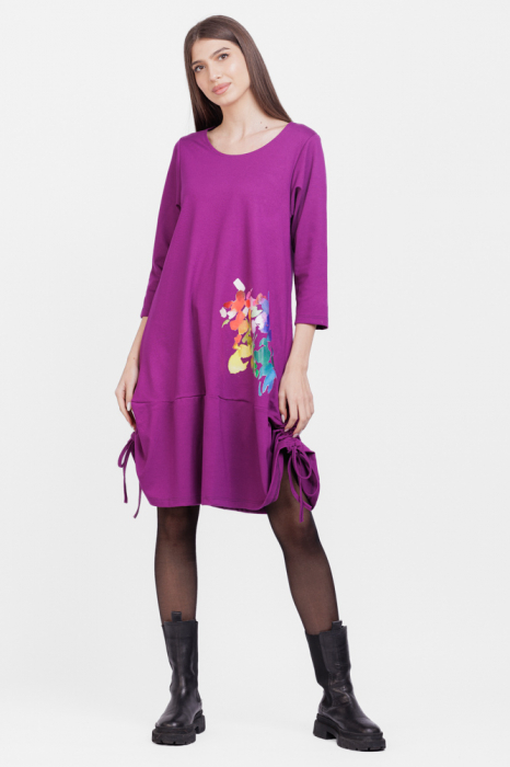 Rochie A line , din tricot, cu sireturi laterale, magenta cu imprimeu flori stilizate