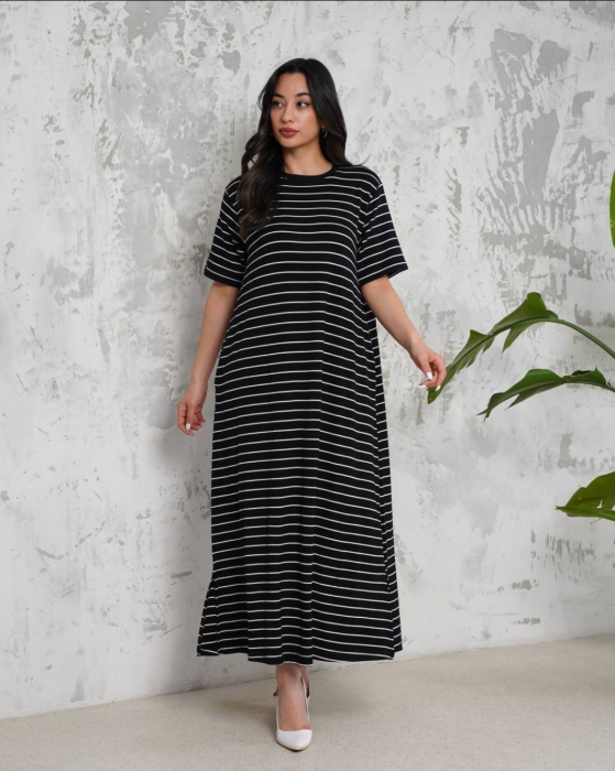 Rochie A-line lunga din jerseu de vascoza, neagra cu dungi albe