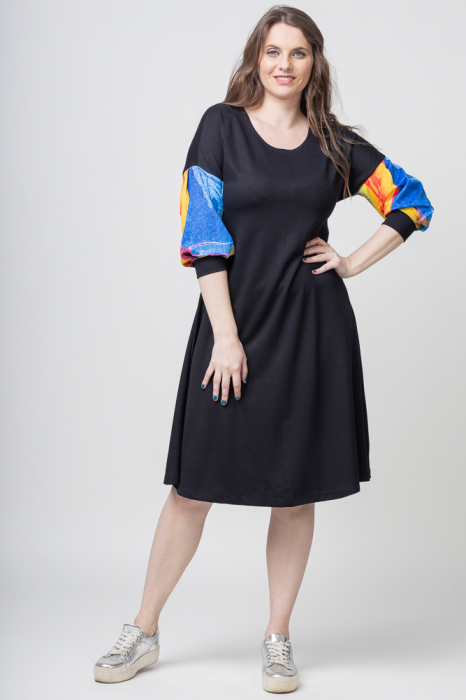 Rochie a line midi, neagra, cu maneci bufante imprimate multicolor pe negru
