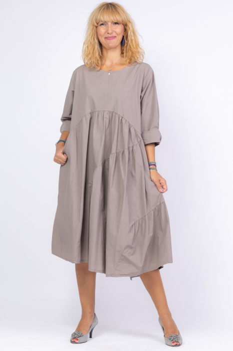 Rochie fango, oversize, cu maneca scurta, cu trei volane asimetrice, din poplin satinat