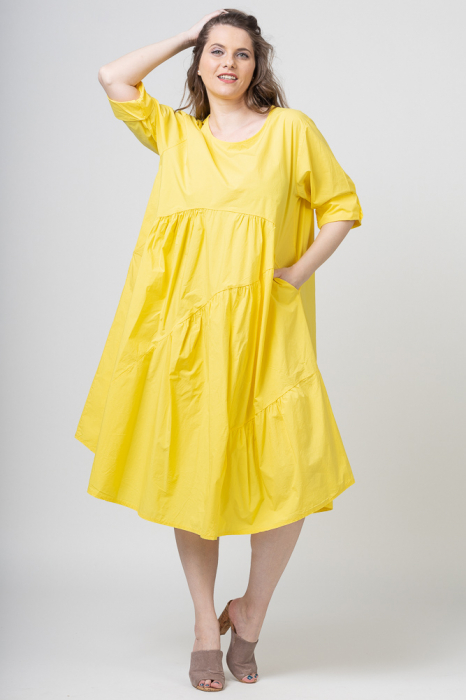 Rochie galbena oversize, cu maneca scurta, cu trei volane asimetrice, din poplin satinat