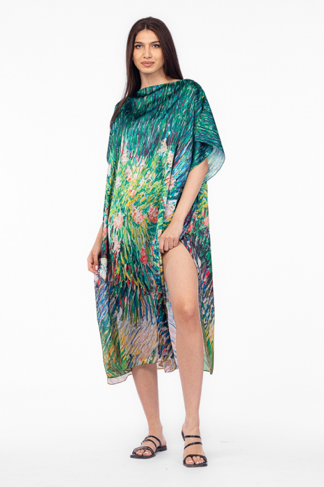 Rochie de plaja lunga tip poncho din matase cu imprimeu impresionist floral pe fond verde
