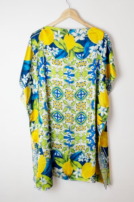 Rochie de plaja tip poncho din matase cu imprimeu mediteranean cu lamai pe alb, verde si albastru