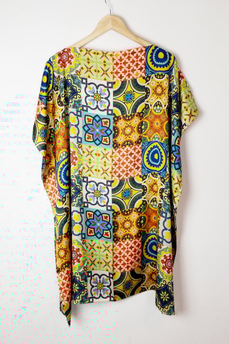 Rochie de plaja tip poncho din matase cu imprimeu model marocan in culori vibrante