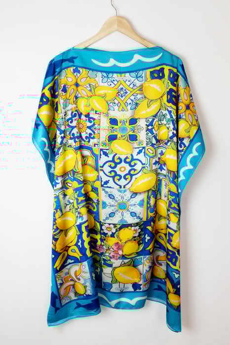 Rochie de plaja tip poncho din matase cu imprimeu mediteranean cu lamai pe alb, galben si albastru
