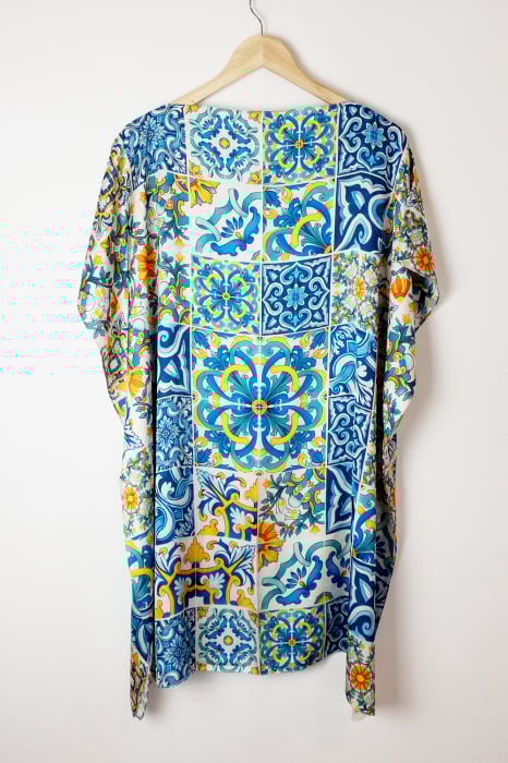 Rochie de plaja tip poncho din matase cu imprimeu model marocan in culori vibrante predominant albastru