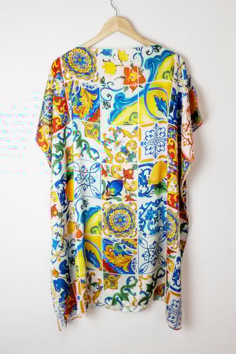 Rochie de plaja tip poncho din matase cu imprimeu model marocan cu lamai in culori vibrante