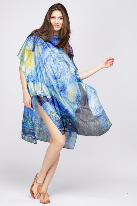 Rochie de plaja tip poncho din matase cu reproducere dupa noaptea instelata a lui van gogh