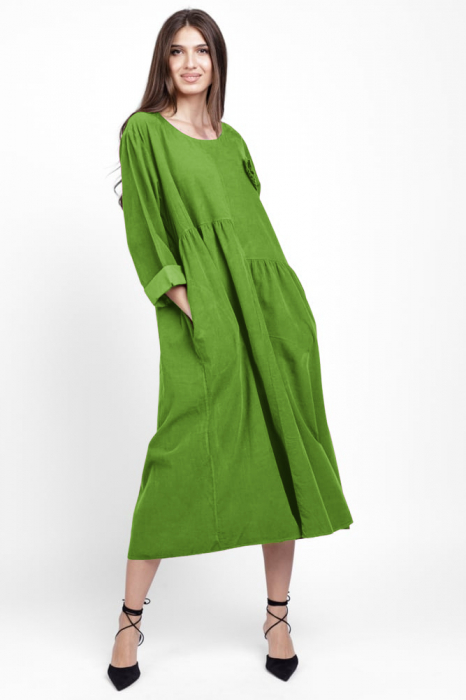 Rochie din catifea reiata, cu taieturi asimetrice si floare aplicata, verde oliv